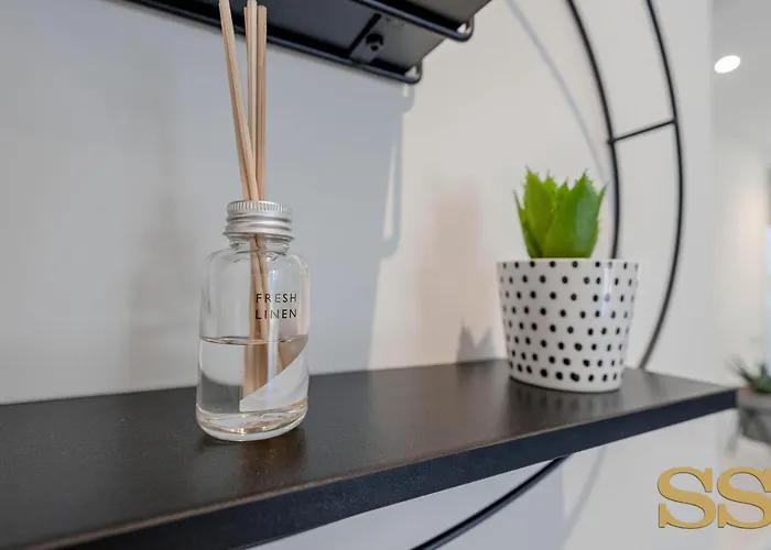 Hideaway - 1 Minute From 02 Academy - Free Parking - 5 Minutes From The Beach - Fast Wi-Fi - Smart Tv